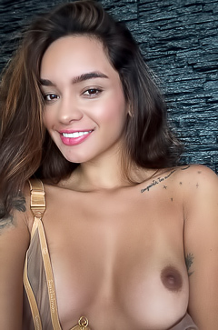 Dulce Sexy Brunette With Nice Tits Shows Her Selfie Photos