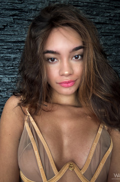 Glamour Tanned Babe Dulce